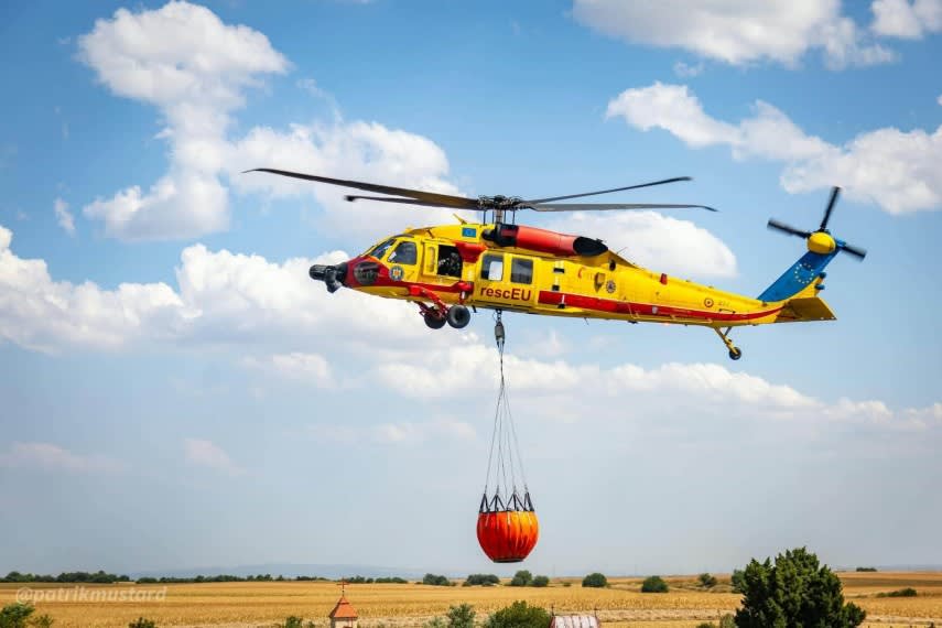 Elicopter românesc Black Hawk lansând apă asupra incendiilor din Serbia Elicopter românesc Black Hawk lansând apă asupra incendiilor din Serbia