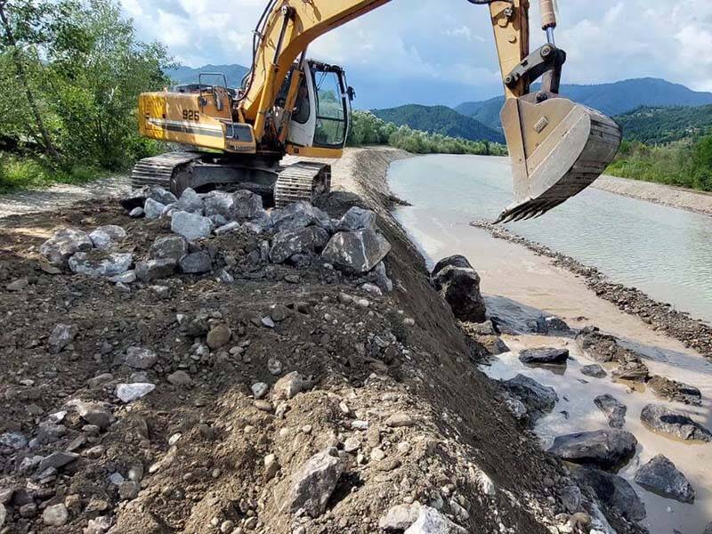 Lucrări de consolidare a malului râului Vișeu în Petrova, Maramureș Lucrări de consolidare a malului râului Vișeu în Petrova, Maramureș