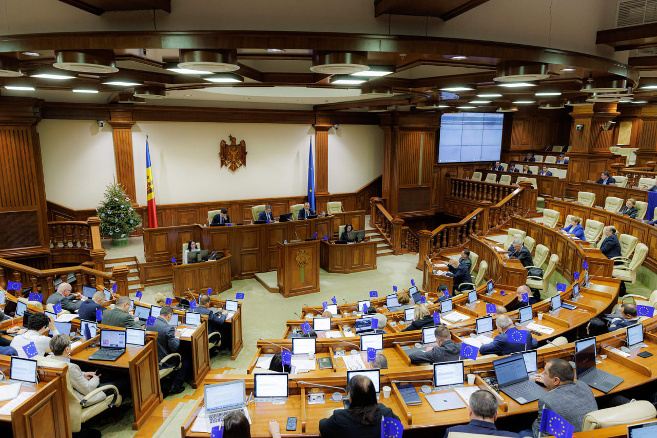Senator în plenul Parlamentului României în timpul dezbaterilor Senator în plenul Parlamentului României în timpul dezbaterilor
