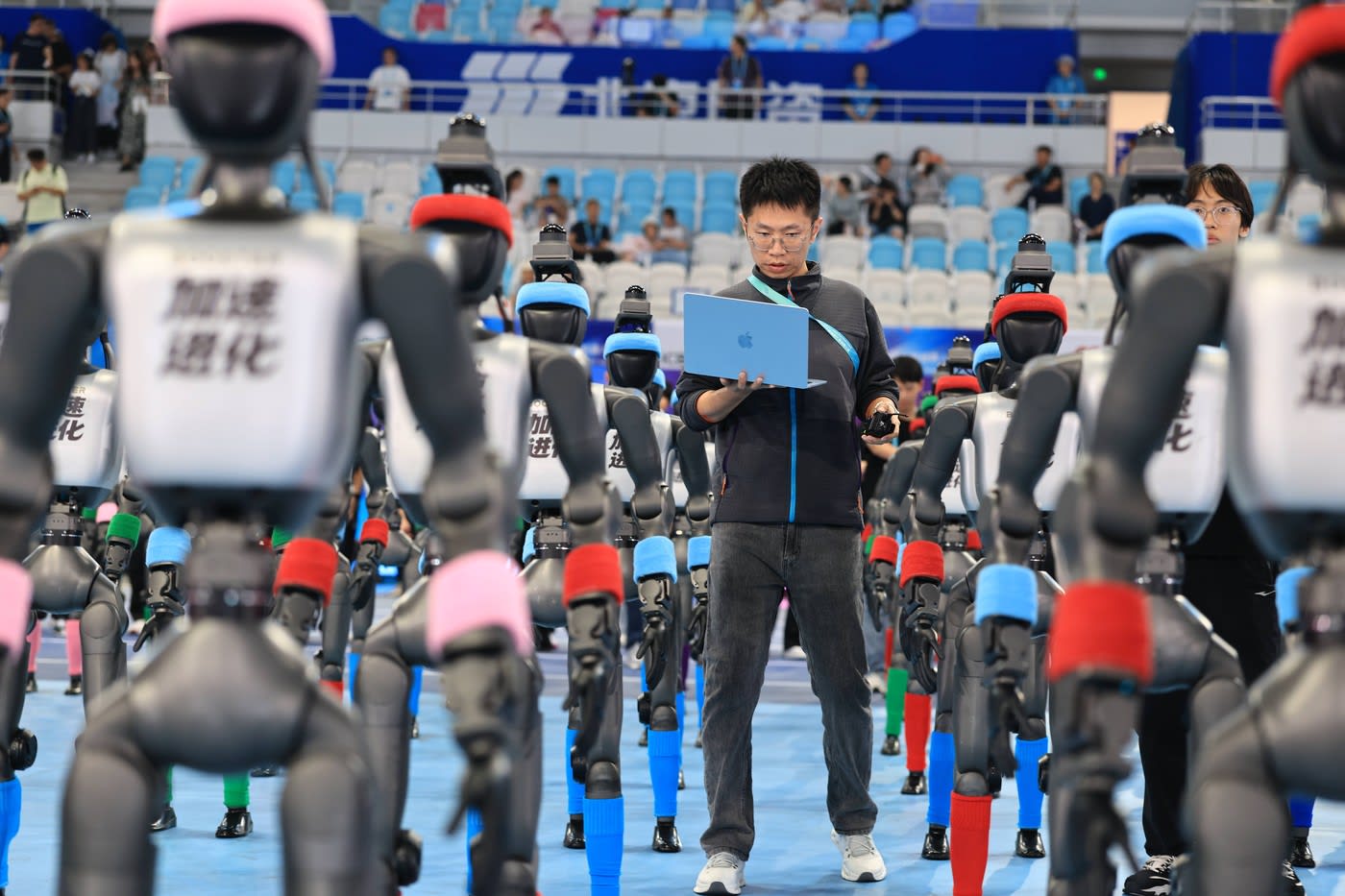 Robot umanoid alergând pe pista de concurs la Beijing