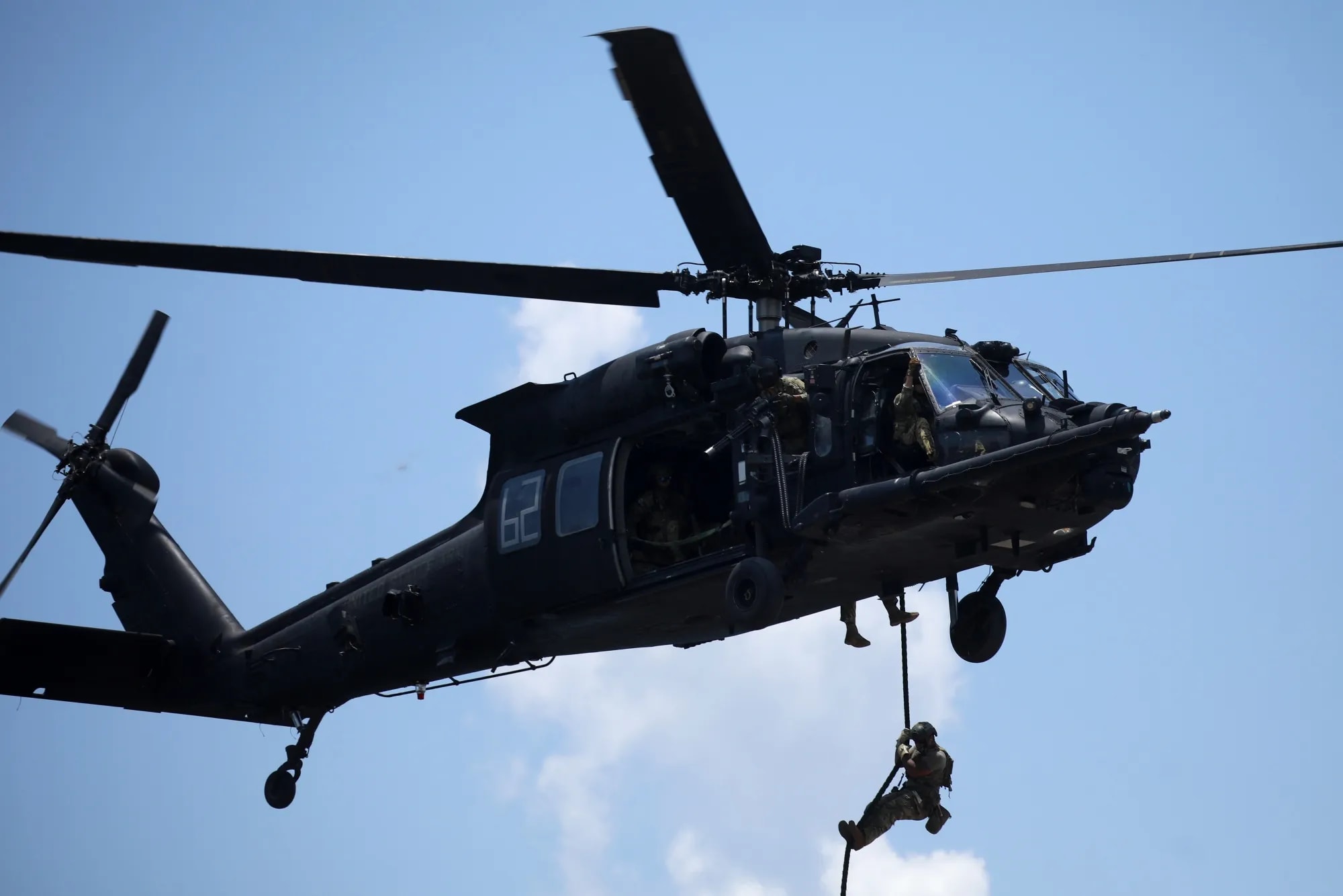 Elicopter Black Hawk intervenind pentru evacuarea unei persoane din zona Neptun Deep Elicopter Black Hawk intervenind pentru evacuarea unei persoane din zona Neptun Deep