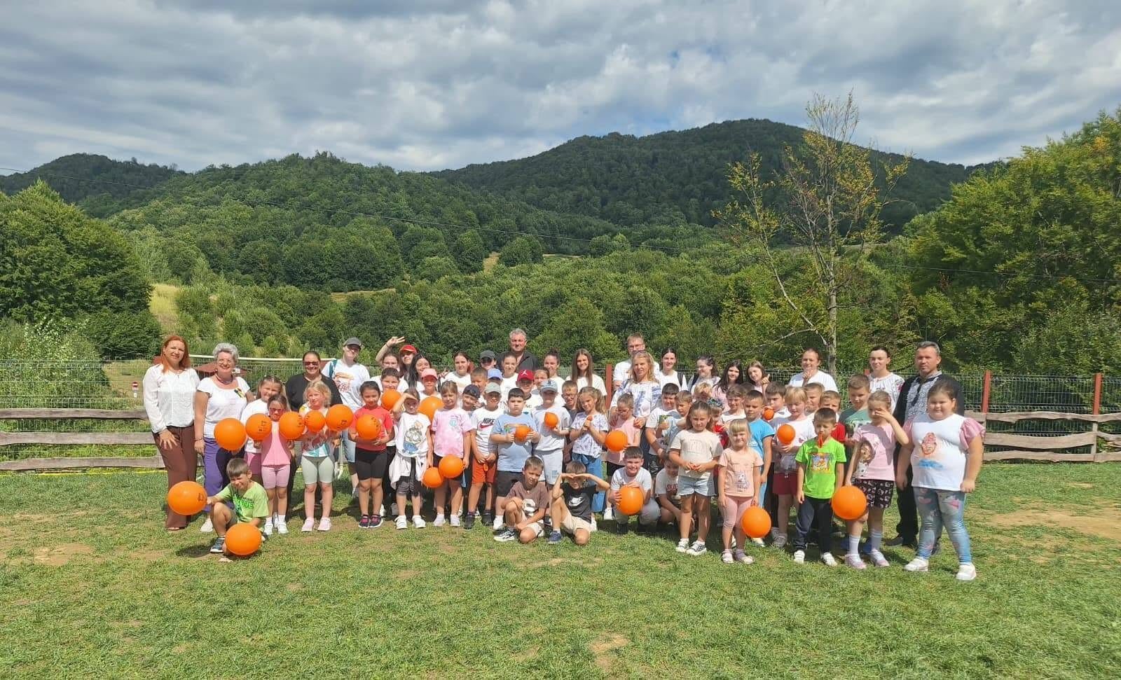 Copii și voluntari participând la tabăra de vară la Luna Șes Copii și voluntari participând la tabăra de vară la Luna Șes