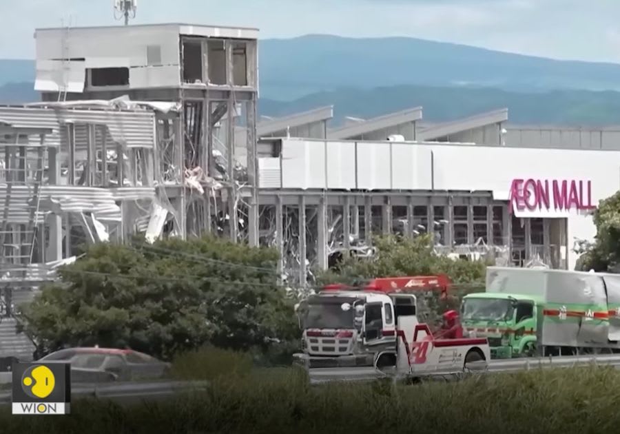 Clădire afectată de cutremur în Tokyo, oameni evacuați