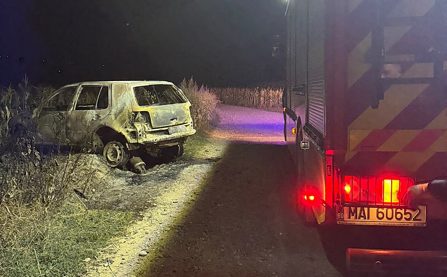 Mașină Volkswagen Golf cuprinsă de flăcări în incendiu la Buda Mașină Volkswagen Golf cuprinsă de flăcări în incendiu la Buda