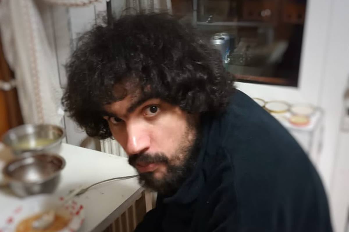 Polițiști căutând un bărbat dispărut Polițiști căutând un bărbat dispărut