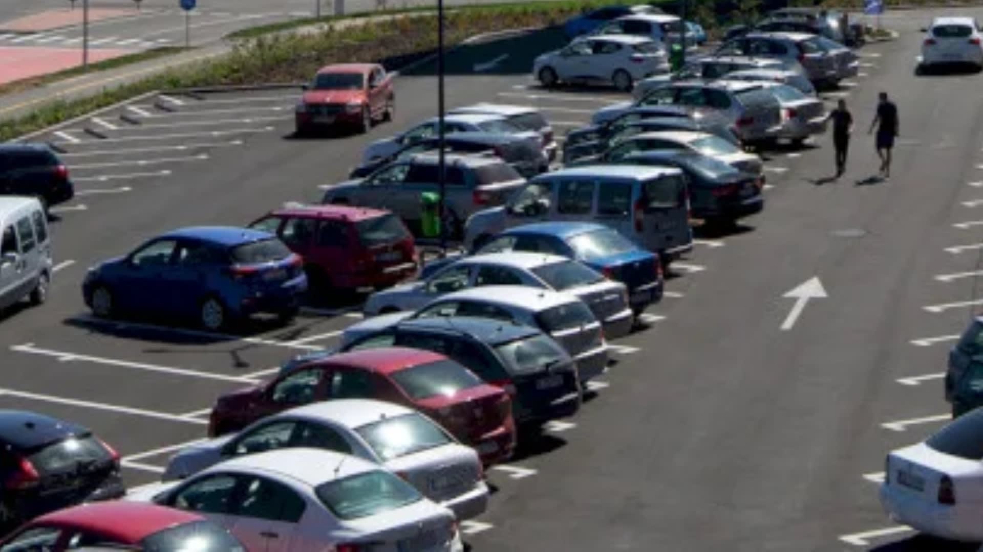 Mașină blocată în parcarea Sun Plaza, București Mașină blocată în parcarea Sun Plaza, București