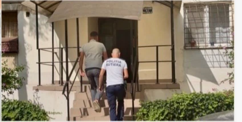 Polițiști și echipaj medical la locul incidentului din Râmnicu Vâlcea Polițiști și echipaj medical la locul incidentului din Râmnicu Vâlcea