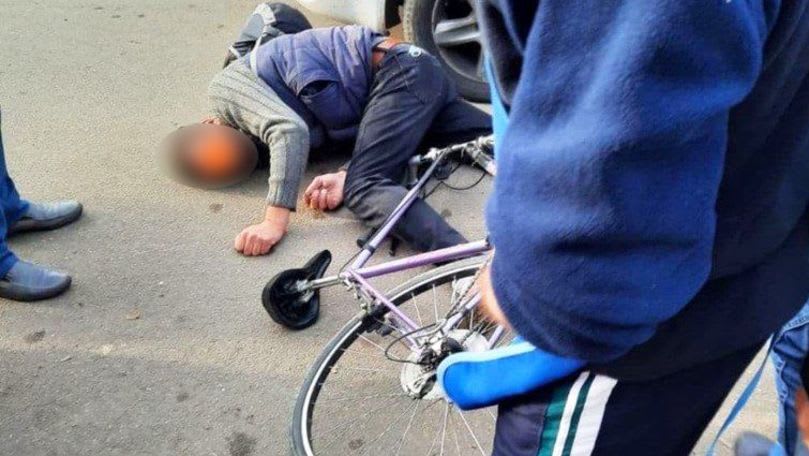 Bărbat căzând de pe bicicletă Bărbat căzând de pe bicicletă