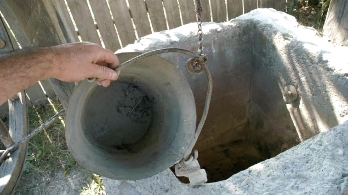 Localnici din Frâncești în fața fântânilor secate, Gorj Localnici din Frâncești în fața fântânilor secate, Gorj