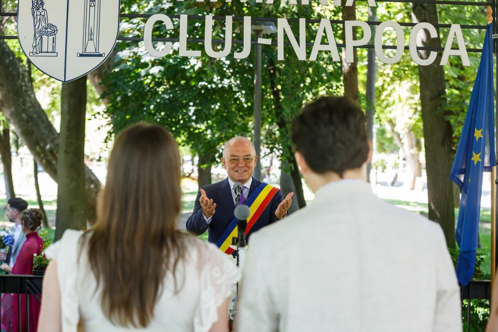Primarul Boc oficind ceremonii de căsătorie în Parcul Central din Cluj Primarul Boc oficind ceremonii de căsătorie în Parcul Central din Cluj