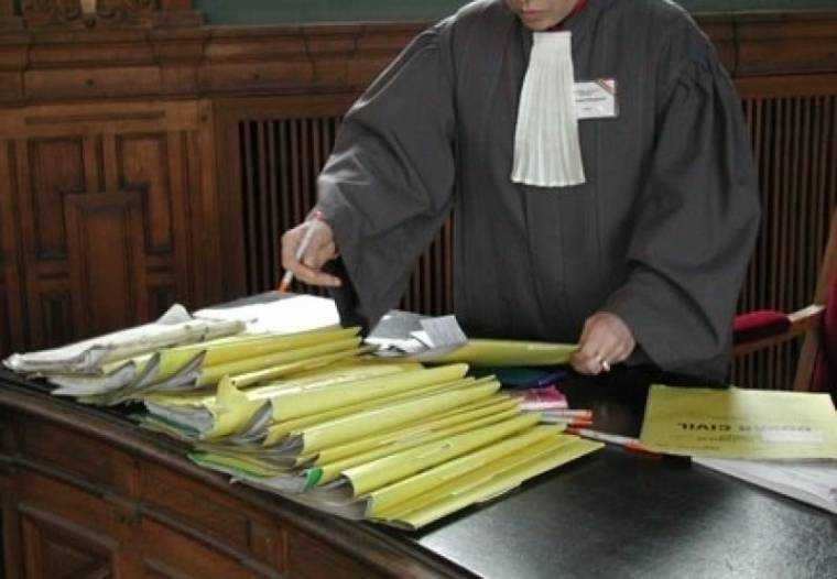 Grefierii ameninţă că blochează instanţele şi Parchetele din 1 septembrie, nemulţumiţi de scăderea valorii de referinţă în legea salarizării