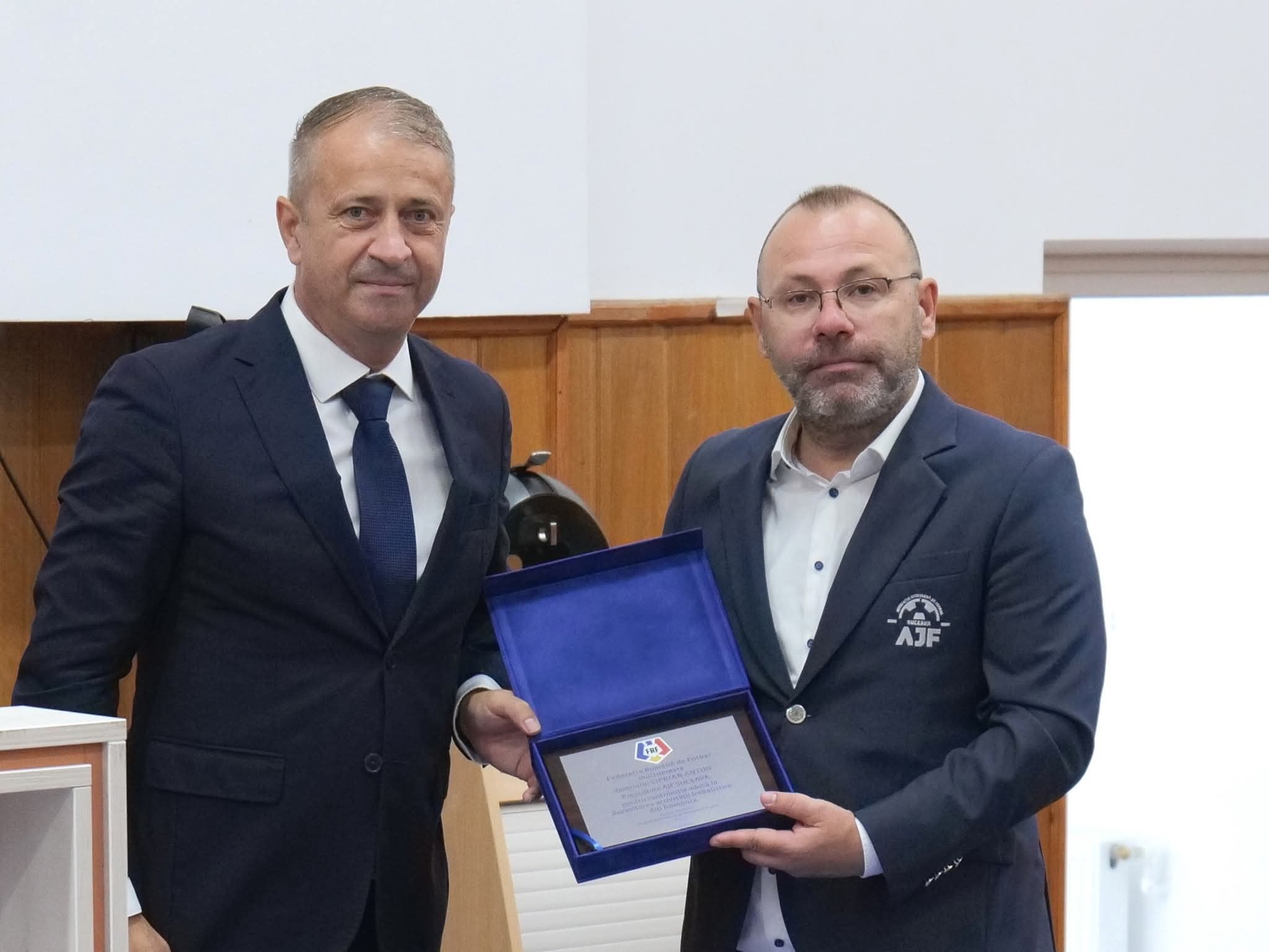Profesorul Ciprian Anton primind o plachetă de mulțumire Profesorul Ciprian Anton primind o plachetă de mulțumire