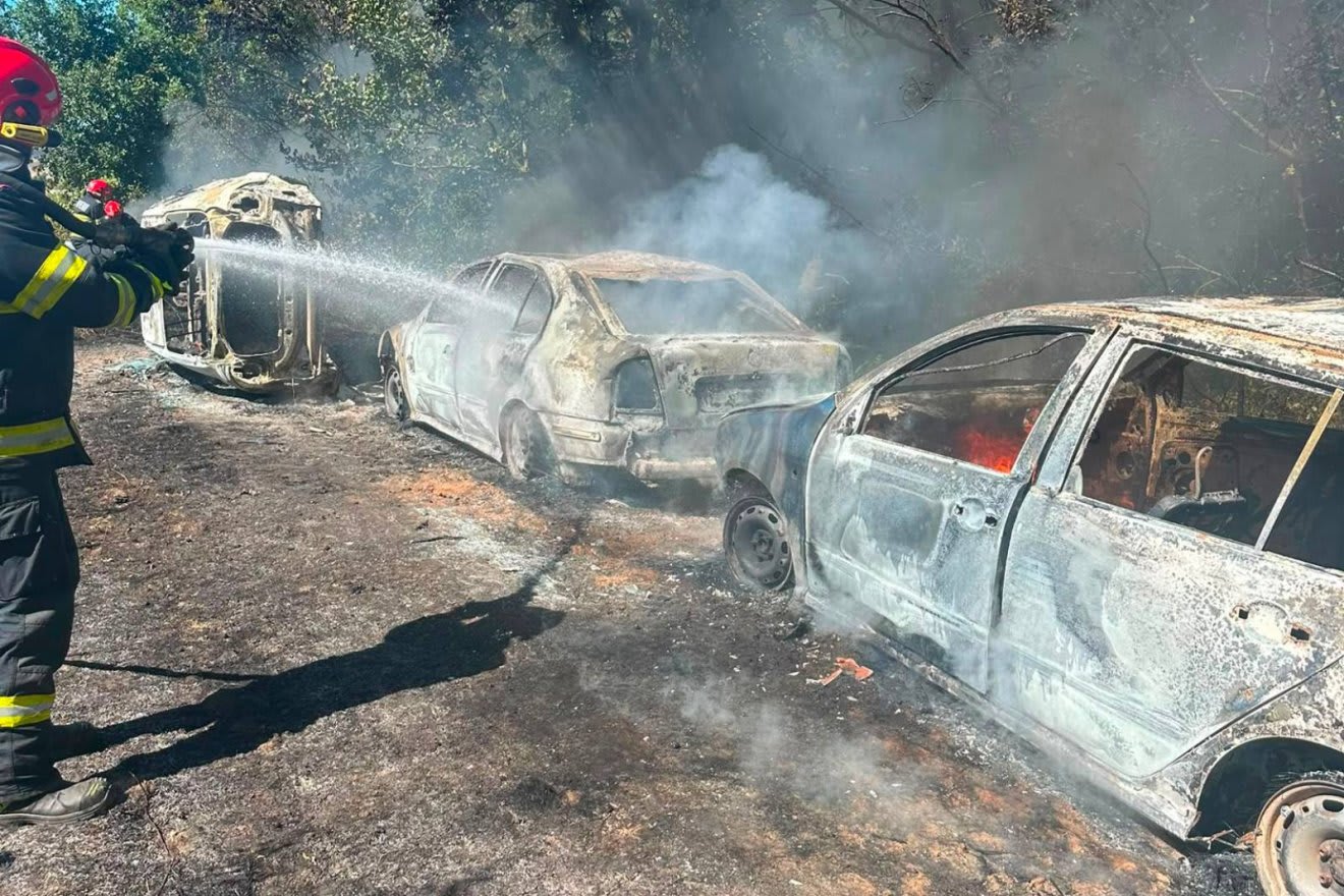 Incendiu în Róra, mașini distruse Incendiu în Róra, mașini distruse