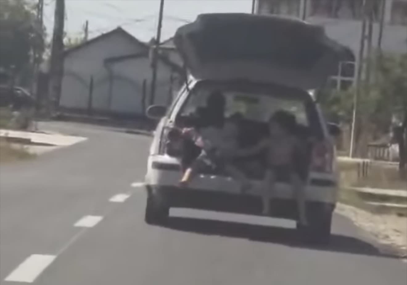 Bărbat din Gorj, amendat cu 1.730 de lei după ce a transportat doi copii în portbagajul mașinii cu capota ridicată