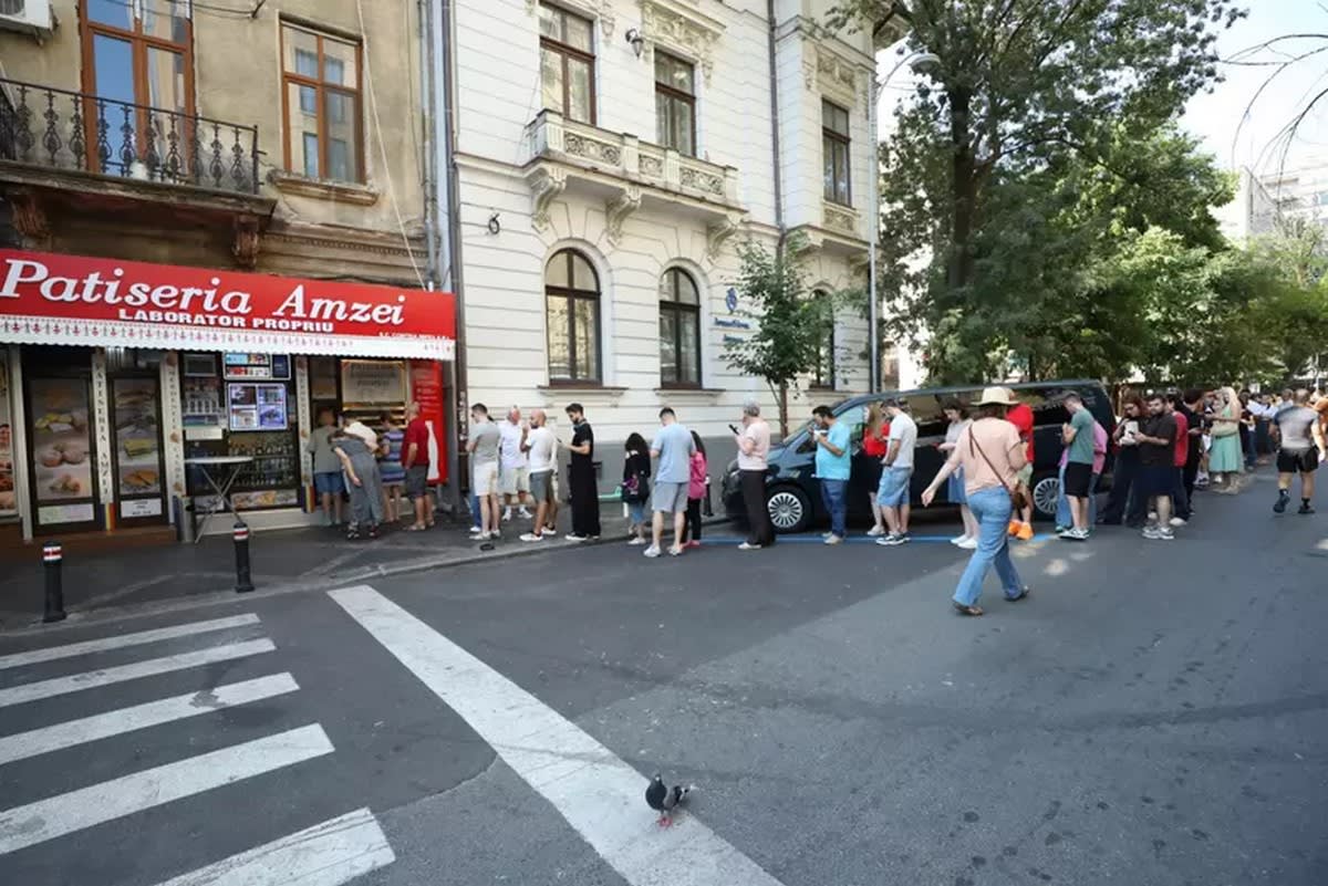 Război național pe internet: Disputa „Merdenea vs. Croissant” a divizat România