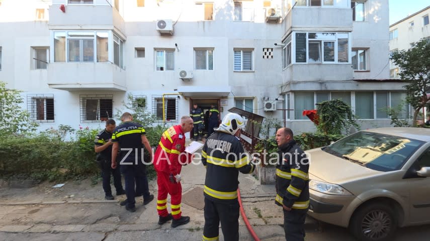 Pompieri români stingând incendiu într-un apartament din Constanța Pompieri români stingând incendiu într-un apartament din Constanța