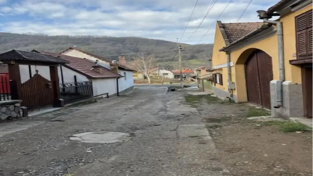 Lucrări de modernizare a străzilor și trotuarelor în satul Laz, Alba Lucrări de modernizare a străzilor și trotuarelor în satul Laz, Alba