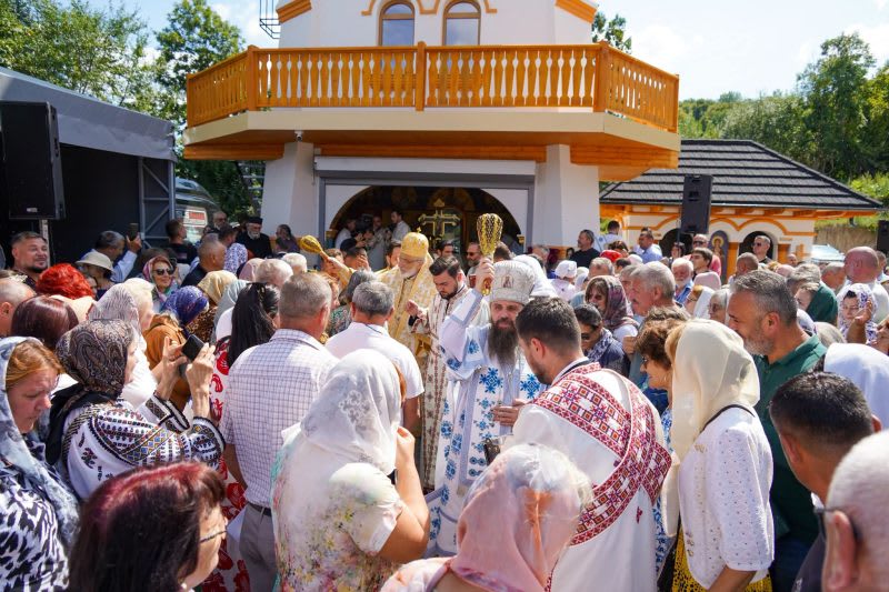 Credincioși participând la sfințirea bisericii din Câmpulung Muscel Credincioși participând la sfințirea bisericii din Câmpulung Muscel