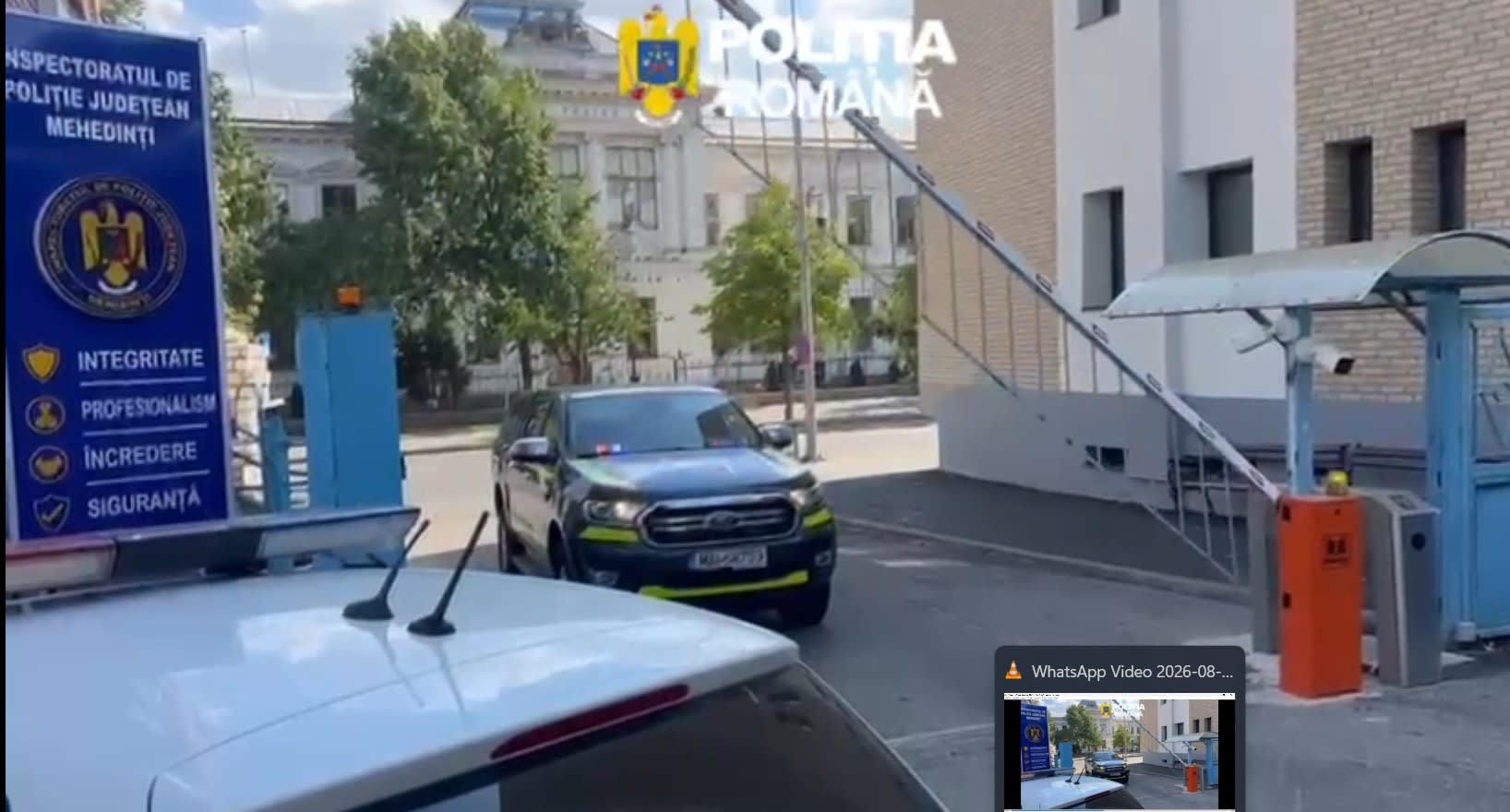 Polițiști din Mehedinți preluând un câine maltratat Polițiști din Mehedinți preluând un câine maltratat