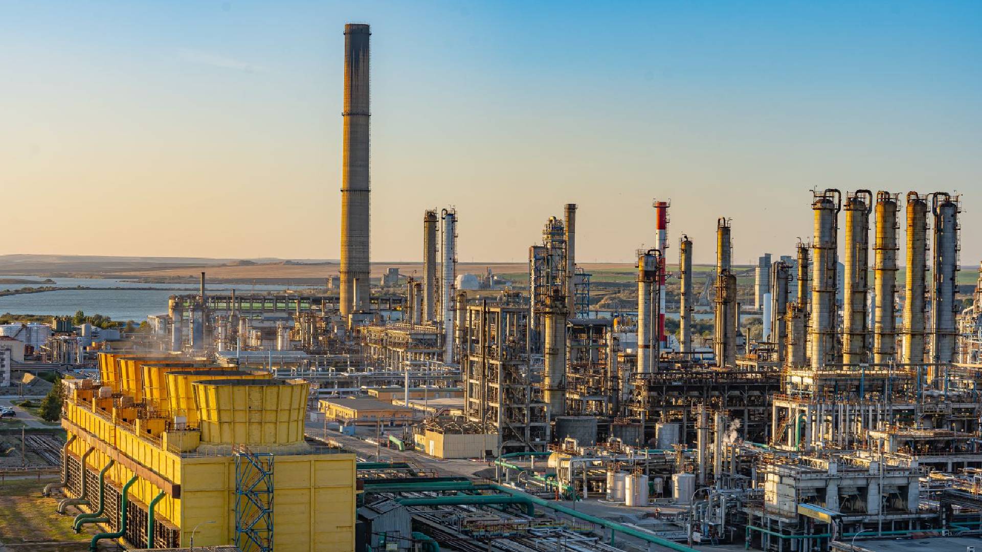 Sindicaliști Oil Terminal protestează în fața companiei Sindicaliști Oil Terminal protestează în fața companiei