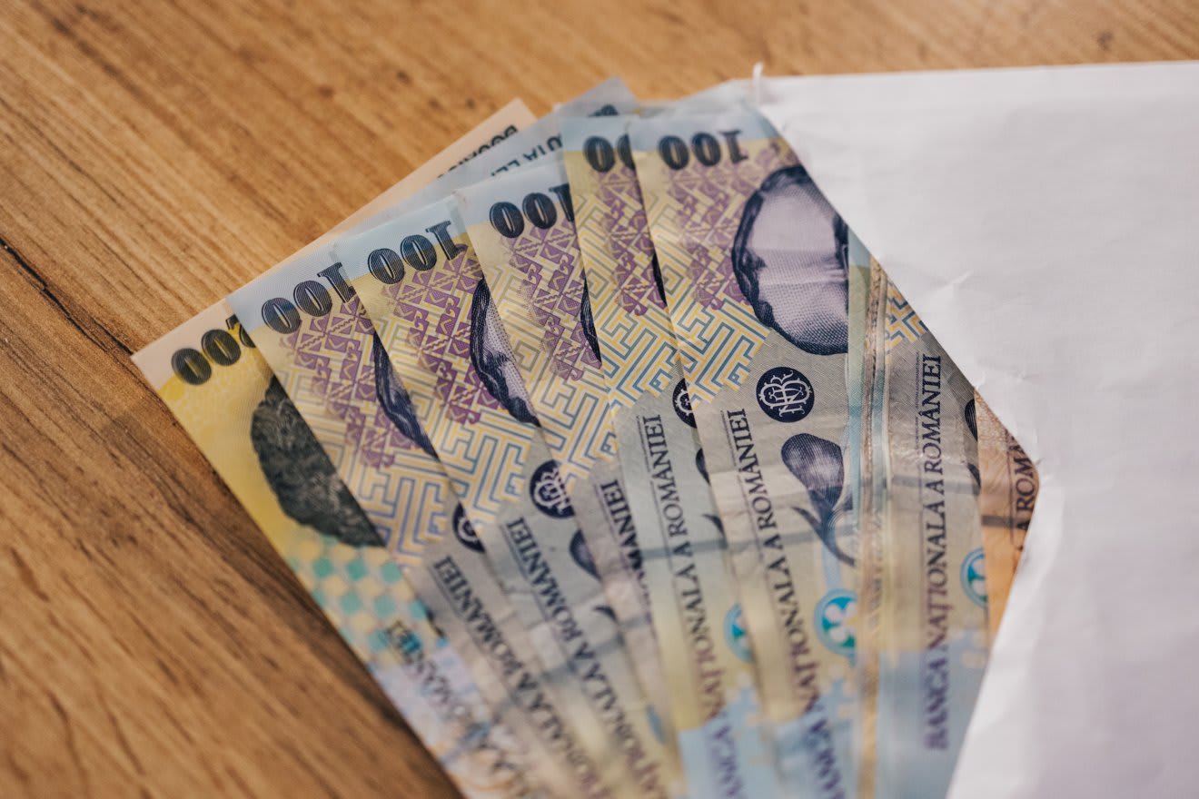 Aproape 12.000 de persoane au primit pensii speciale în luna iulie