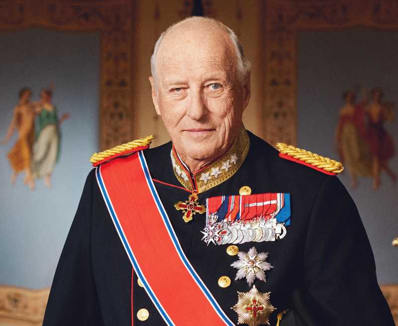 Rege Harald al Norvegiei în vârstă, în fața palatului regal Rege Harald al Norvegiei în vârstă, în fața palatului regal