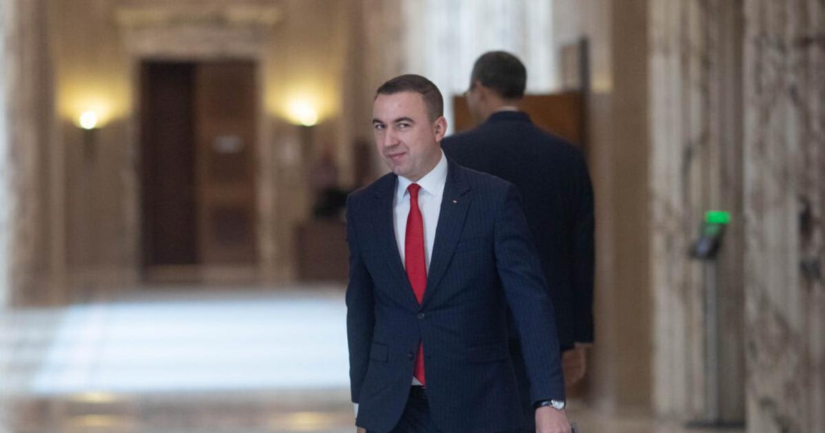 Bogdan Ivan la o conferință de presă Bogdan Ivan la o conferință de presă