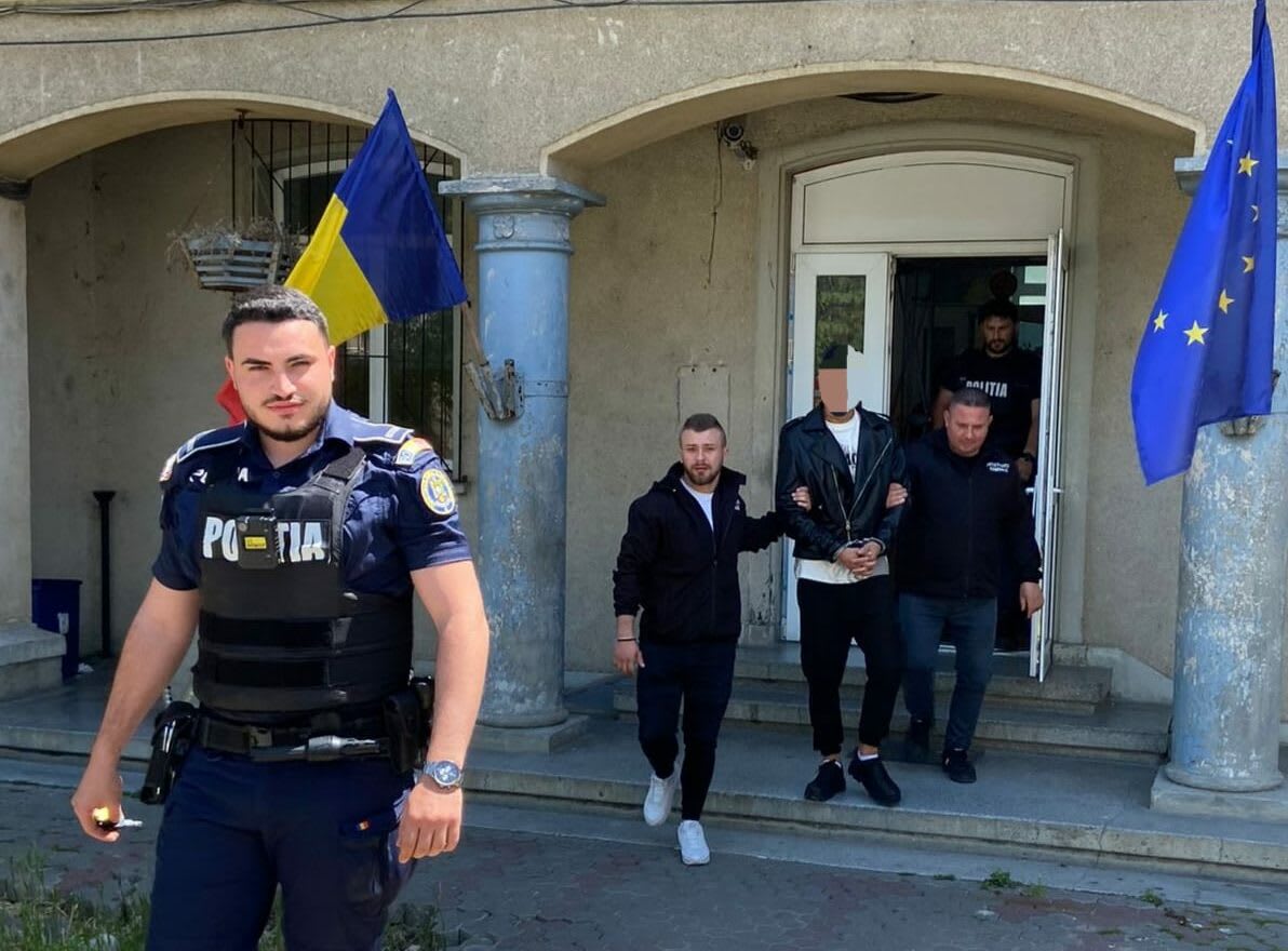 Polițist polonez arestând suspect pentru comenzi false de pizza