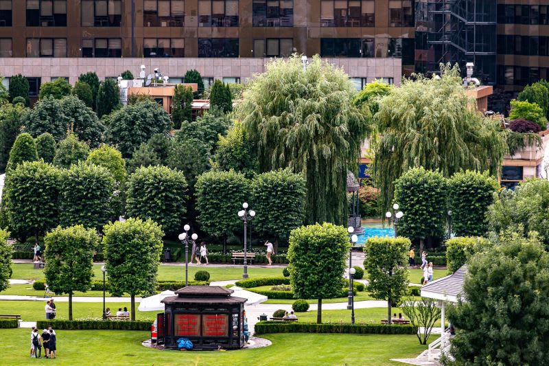 Parc urban în Constanța cu oameni plimbându-se și copaci