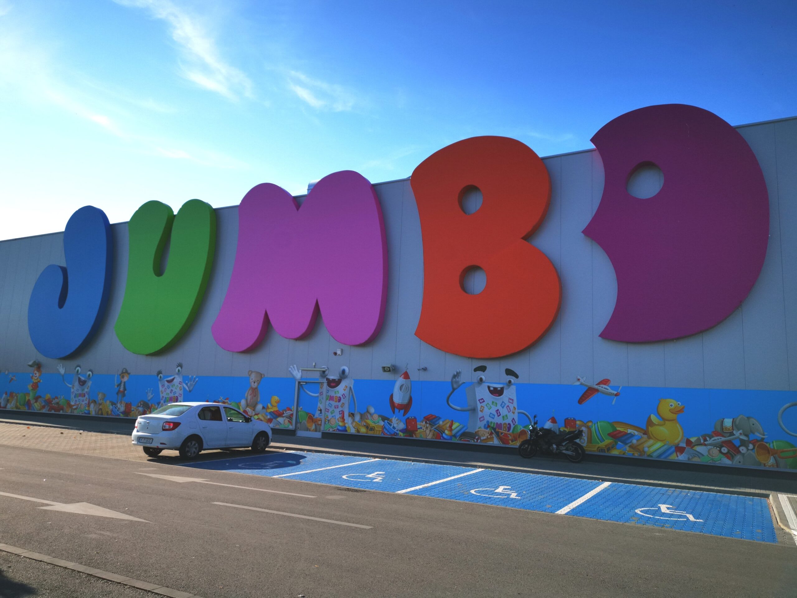 Jumbo a anunțat că investițiile și extinderea magazinelor continuă, în ciuda scăderii vânzărilor în România