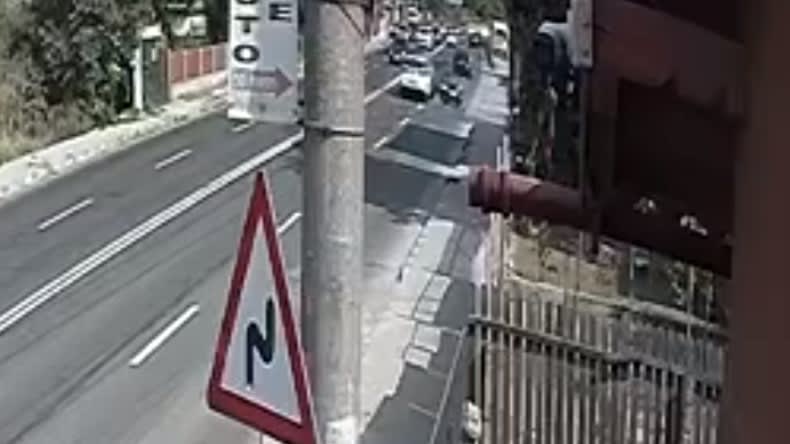Accident rutier în Tuzla surprins de o cameră de supraveghere