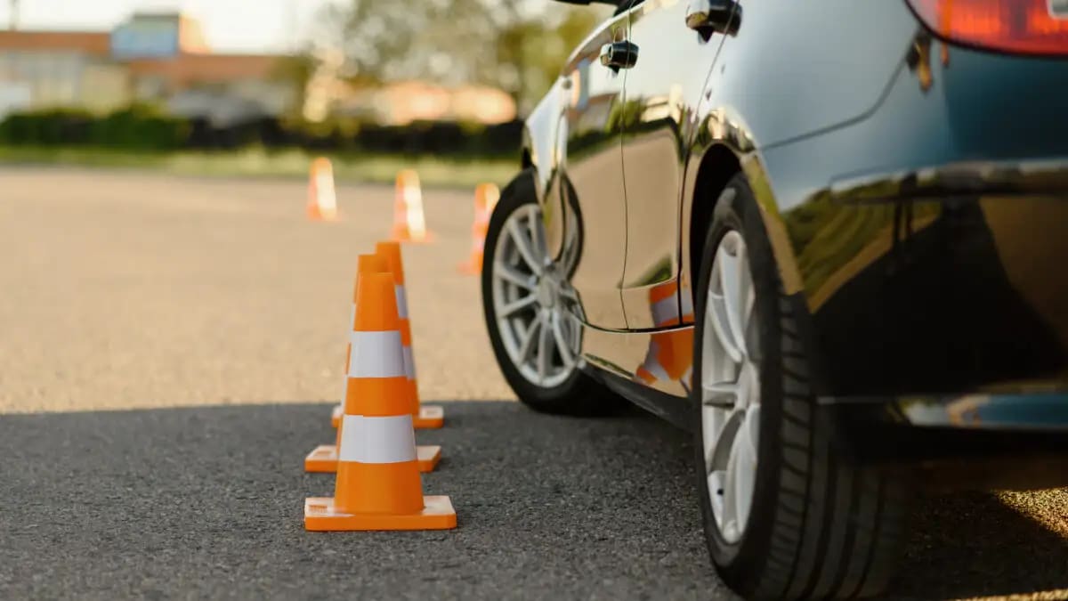 Proba în poligon pentru permisul auto ar putea reveni: manevrele esențiale pentru viitori șoferi