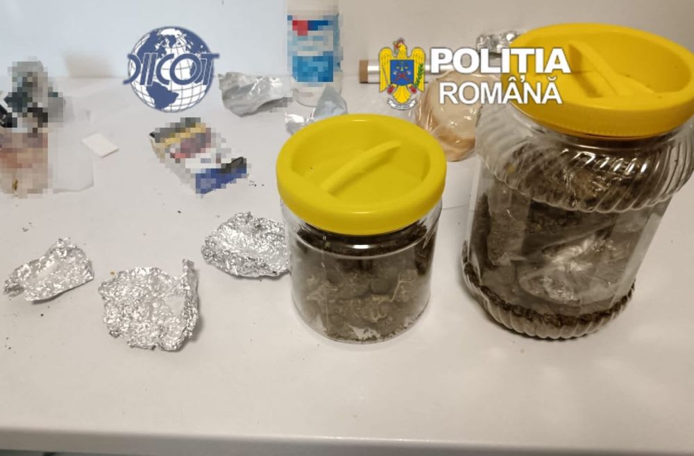 Polițiști în acțiune în Tulcea, flagrant trafic droguri Polițiști în acțiune în Tulcea, flagrant trafic droguri