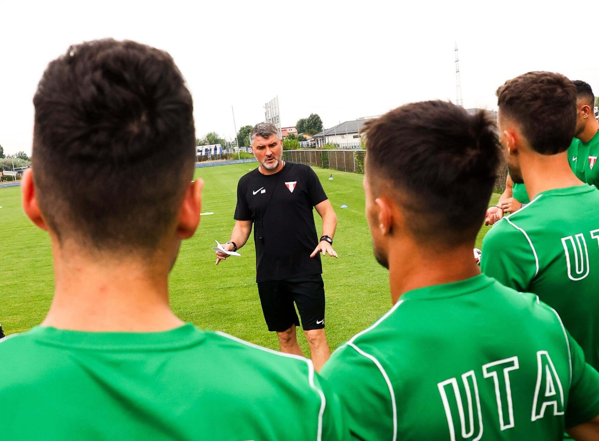 Jucător UTA Arad în teren, accidentare, meci de fotbal