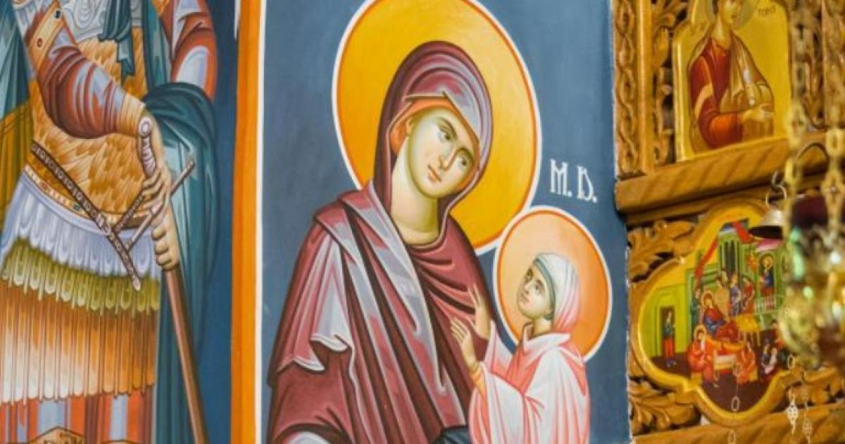 Moaște Sfintei Ana aduse în biserică, credincioși în rugăciune