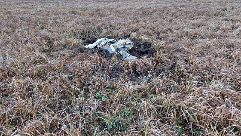 Echipaje de intervenție în gospodărie Vrancea după prăbușirea dronei Echipaje de intervenție în gospodărie Vrancea după prăbușirea dronei