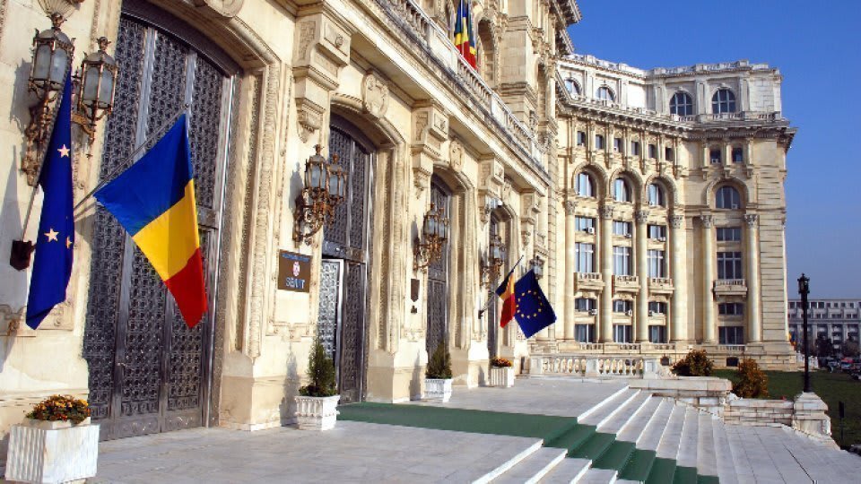 Senatorii în ședință de plen în sala de parlament Senatorii în ședință de plen în sala de parlament