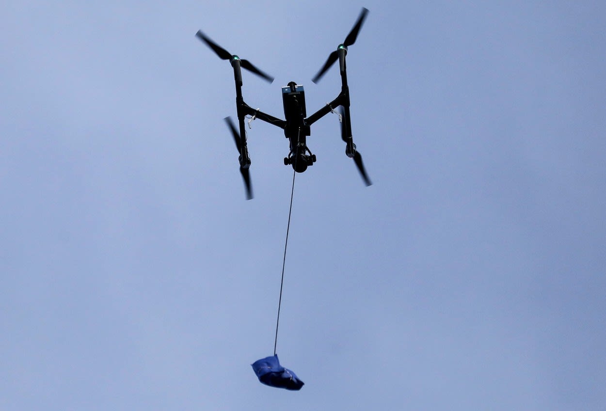 Fragmente de dronă găsite într-o gospodărie din Vrancea Fragmente de dronă găsite într-o gospodărie din Vrancea