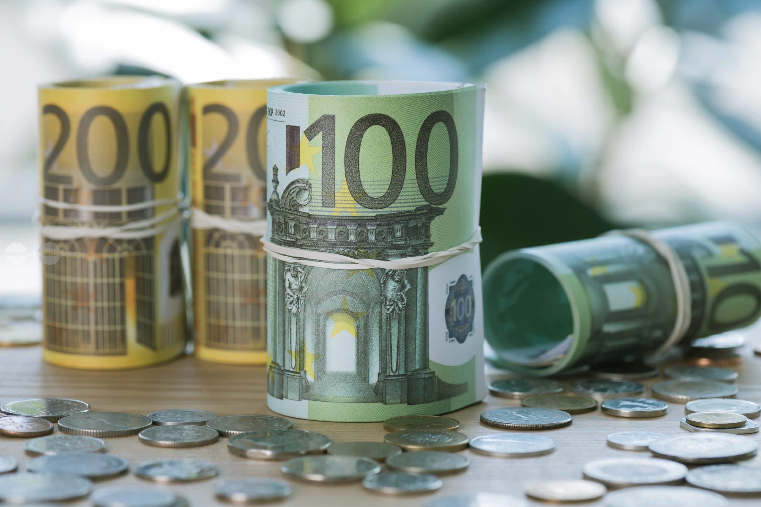 Aproape 300.000 de români a câștigat peste 2.000 de euro pe lună