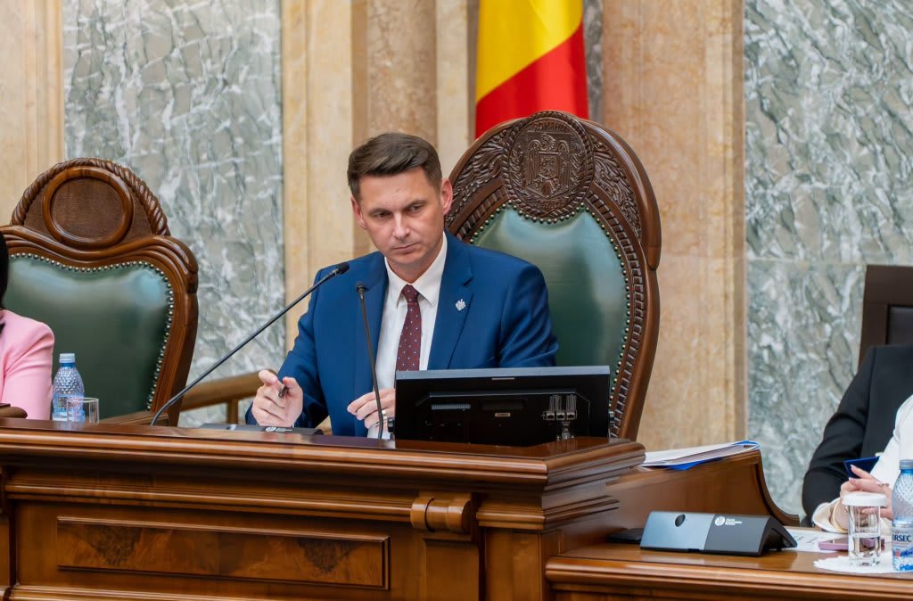 Senator în plen votând pentru investiții energetice Senator în plen votând pentru investiții energetice