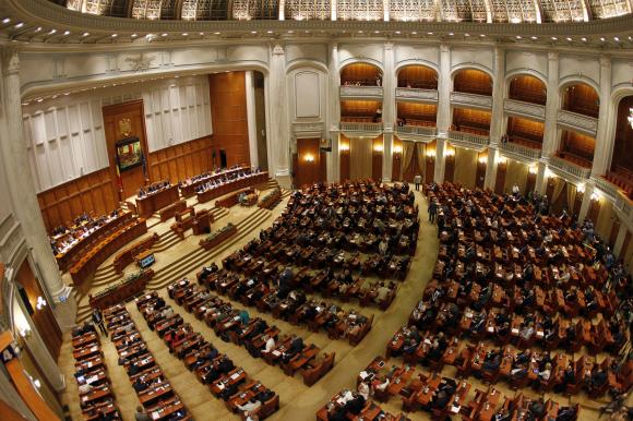 Deputați în dezbatere parlamentară despre legea integrității