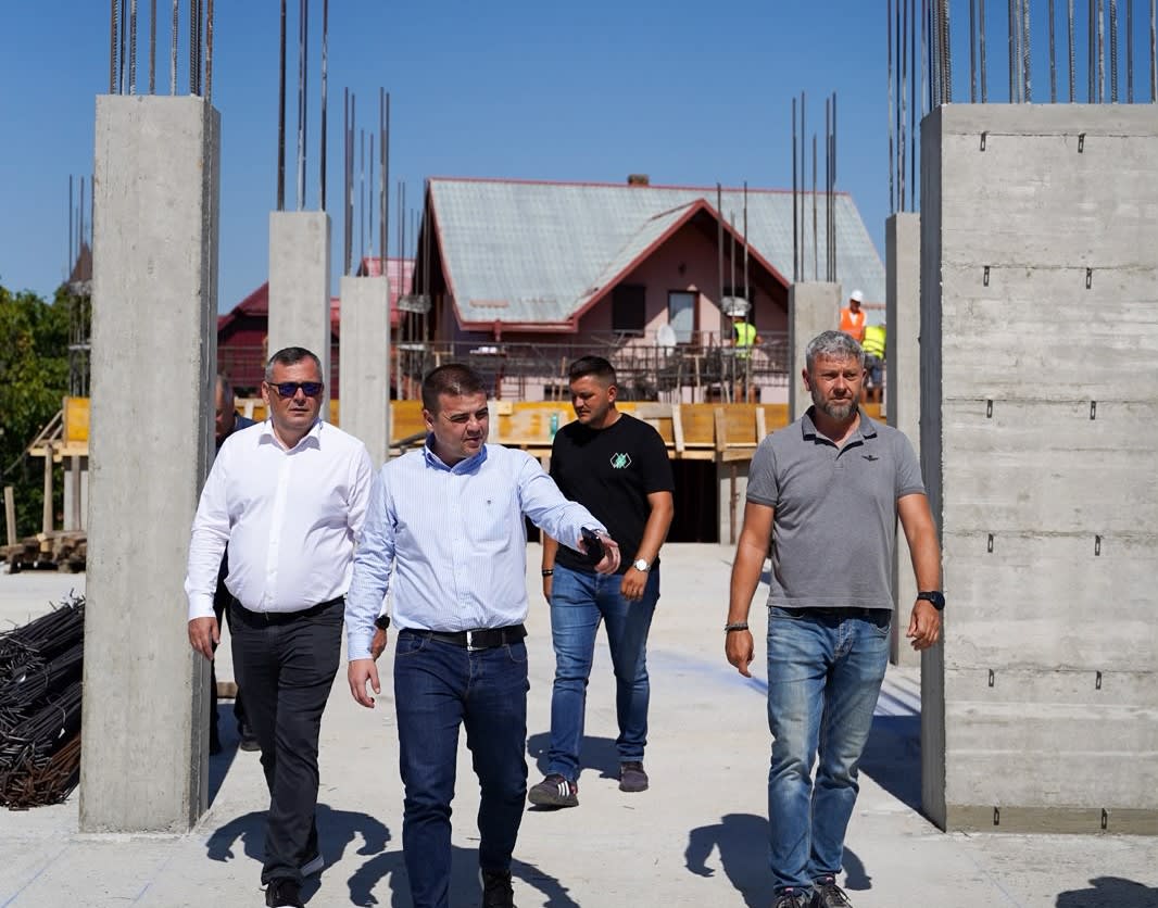Gheorghe Șoldan pe șantierul dispensarului din Cajvana Gheorghe Șoldan pe șantierul dispensarului din Cajvana