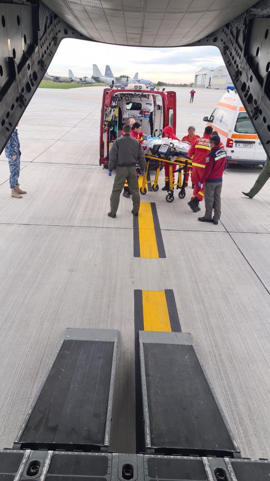 Forțele Aeriene Române transferă un pacient cu arsuri din România la un spital din Belgia