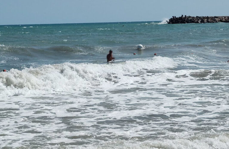 Salvamari salvând un bărbat din valuri pe plaja Mamaia Salvamari salvând un bărbat din valuri pe plaja Mamaia