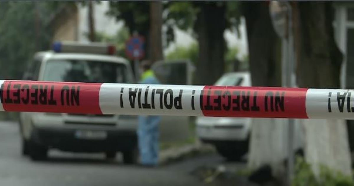 Polițiști vâlceni investigând scena crimei în pădure Polițiști vâlceni investigând scena crimei în pădure