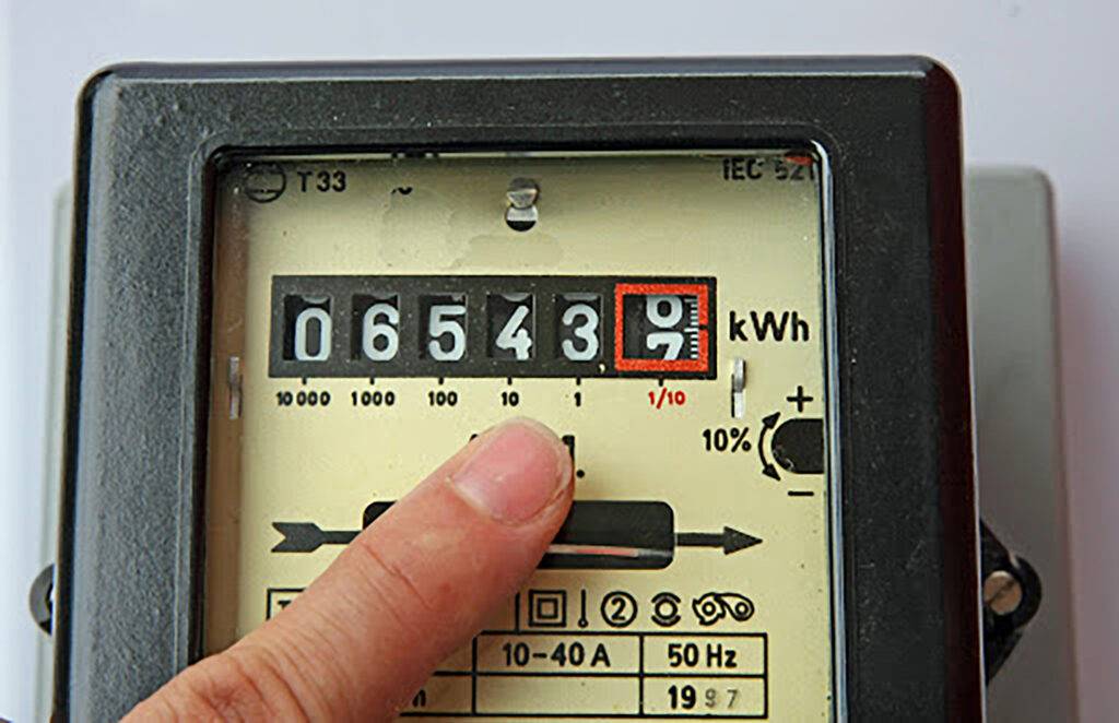 Persoană folosind platforma online pentru programare energie electrică Persoană folosind platforma online pentru programare energie electrică