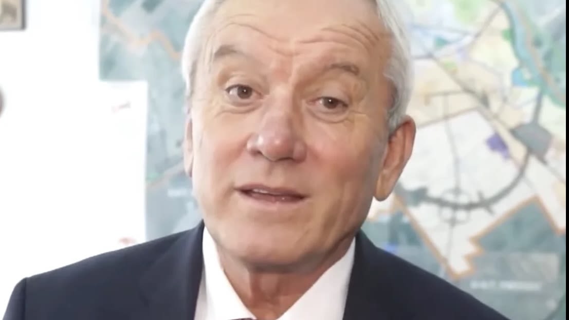 Constantin Toma în fața primăriei Buzău în timpul unei conferințe de presă Constantin Toma în fața primăriei Buzău în timpul unei conferințe de presă