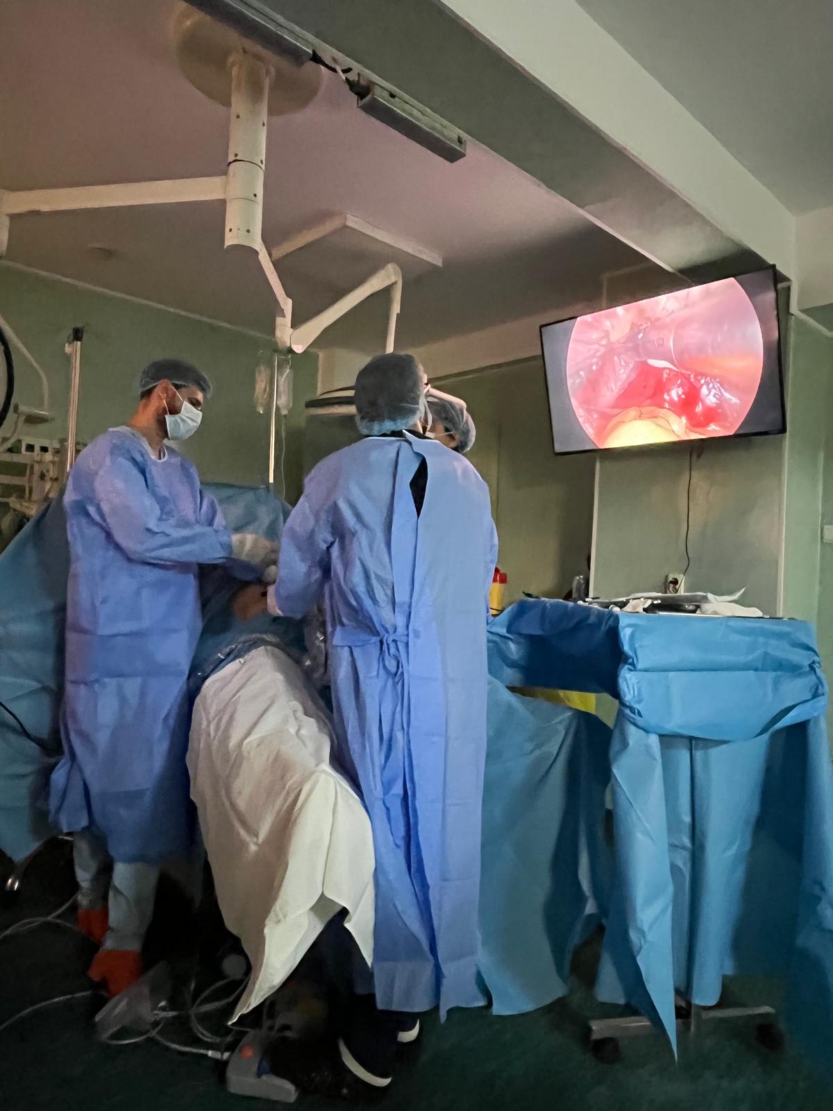Doctor în sala de operații laparoscopice în Giurgiu