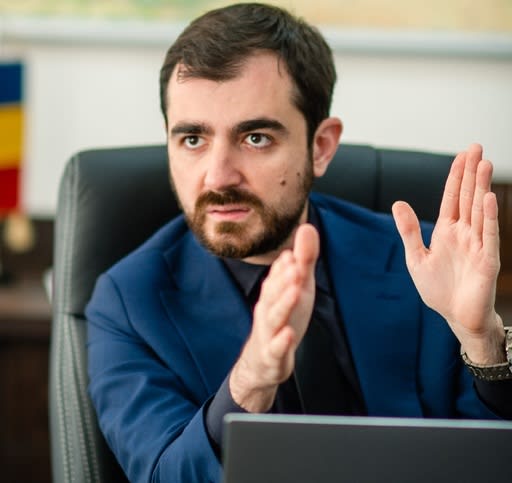 Miniștri români și moldoveni în ședință de guvern, simbolizând transferurile politice
