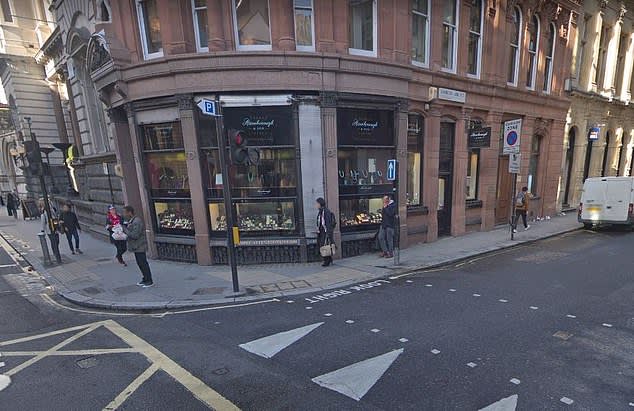 Trei hoți români au săpat tuneluri și au furat bijuterii în Londra, prejudiciu de peste 700.000 de lire